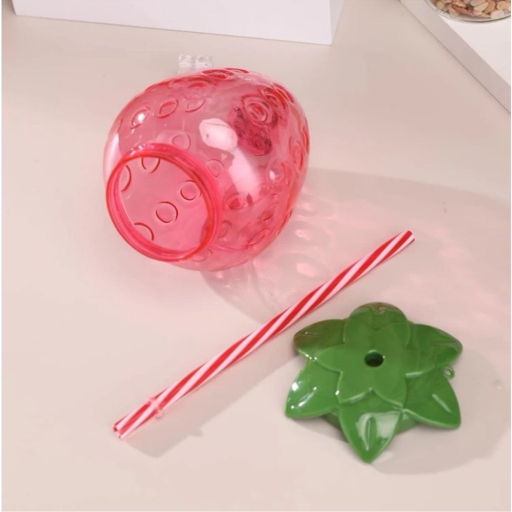 New Red Clear Plastic Strawberry Design Drinking
Tumbler With Straw & Key Chain - Picture 3 of 14